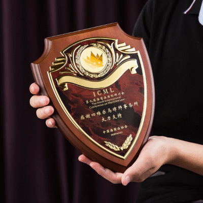 Manufactures Customized Shield Shape Wooden Plaque Metal Awards Trophy