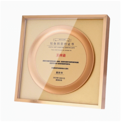 New Items Creative Wooden Frame Custom Design Metal Medal Plaque